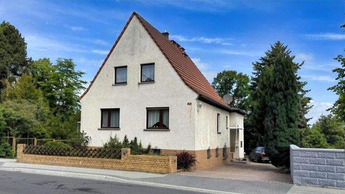 Straßenansicht mit Einfahrt