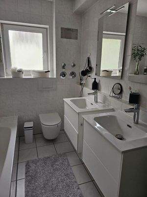 Wannenbad mit zwei Waschbecken