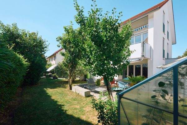 Objektansicht mit Garten 