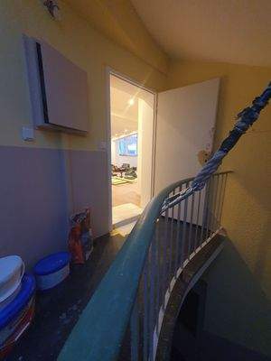 Treppe mit offener Tür