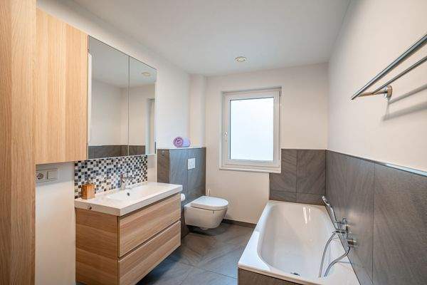 Das Tageslichtbad gleicht einer Wohlfühloase. 