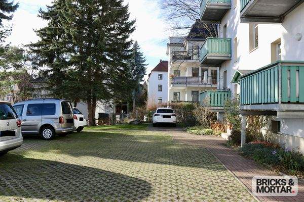 Hof mit Parkplätzen 