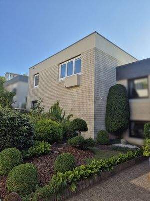 Seitenansicht 1 mit Vorgarten