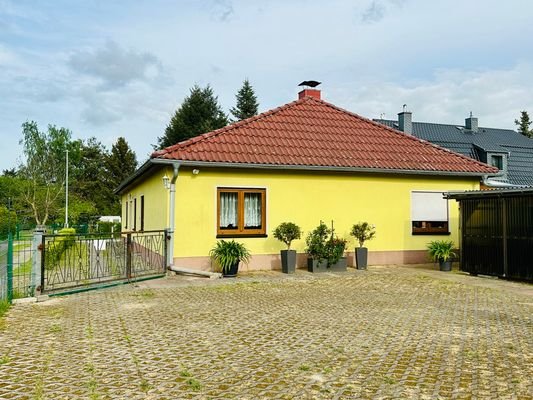 Haus mit Parkfläche