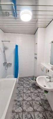 Badezimmer mit Wanne + Dusche