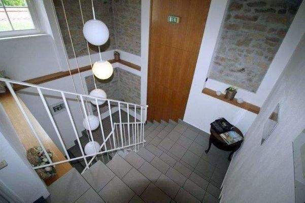 Treppenaufgang zu den Zimmern (2)