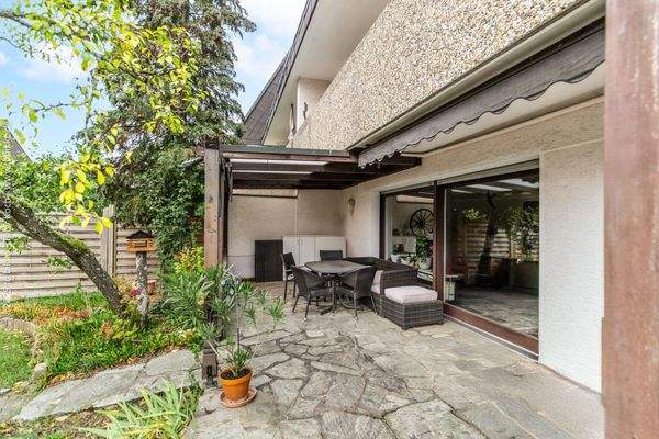 überdachte Terrasse und Markise