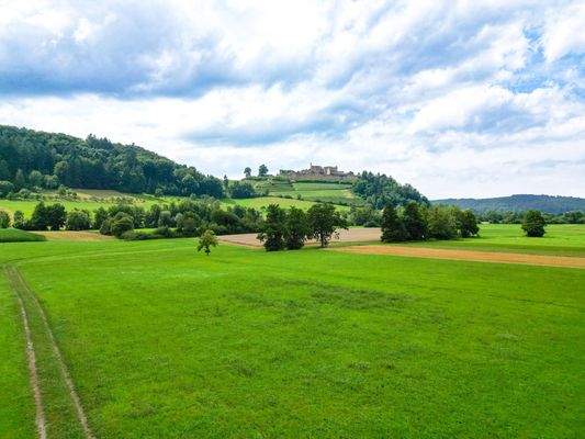 Wiesengrundstücks mit Ausblick