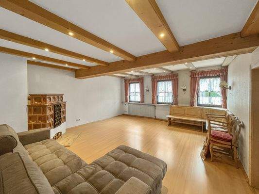 OG WE 1 Wohnzimmer mit Kachelofen