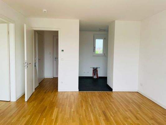 Wohnzimmer mit offener Küche