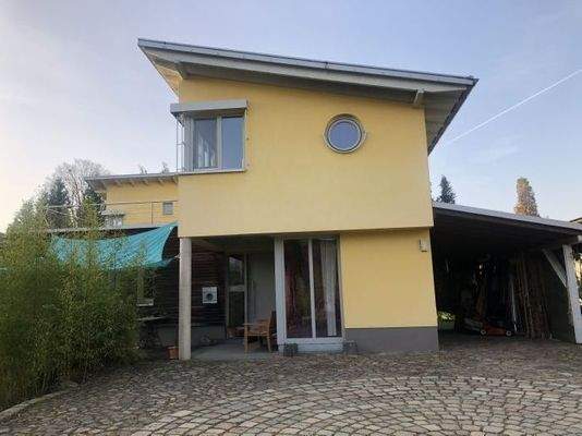 Privateingang und Carport