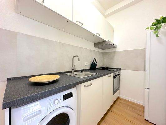 Moderne Küche mit Geräten