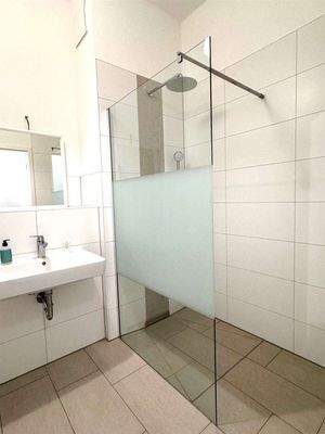 ...und Walk-in-Dusche