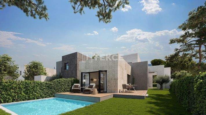 Elegant Villas in a Complex with Pool Near Amenities in Madrid
