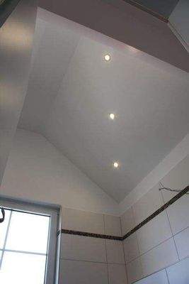 Hohe Decke im Bad mit Strahler