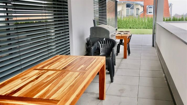 überdachte Loggia vor der Wohnküche EG