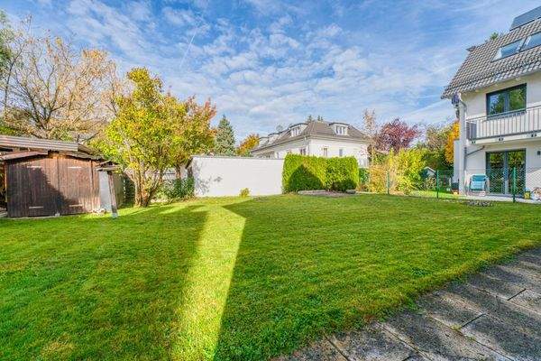 Grundstück und Nachbarbebauung