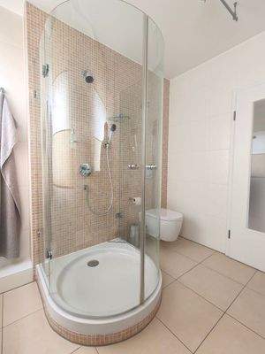 Dusche im Obergeschoss-Bad