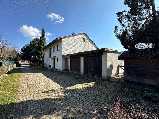 Westansicht mit Garagen