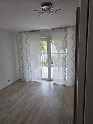 Schlafzimmer mit Tür zur Terrasse.jpg