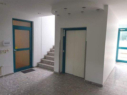 Treppenhaus mit Personenaufzug
