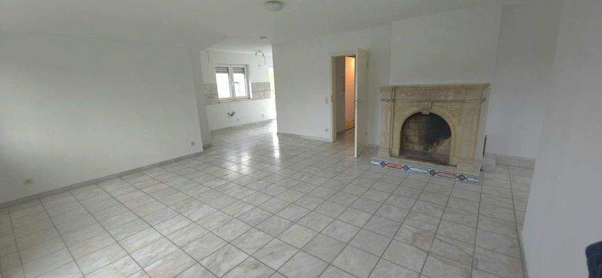 Wohnzimmer vom ersten Stock mit offener Küche 