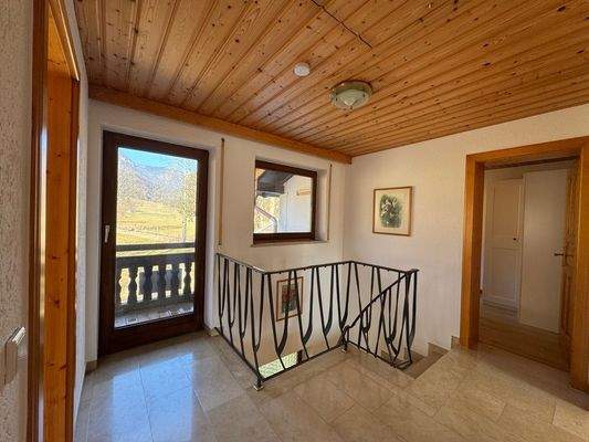 OG Flur mit Balkon