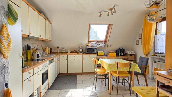 Großzügige Einbauküche