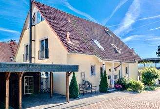 Außenansicht mit Carport