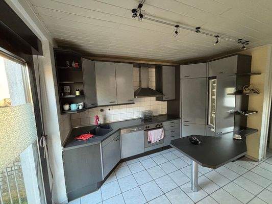 Moderne Einbauküche in dem sanierten Erdgeschoss