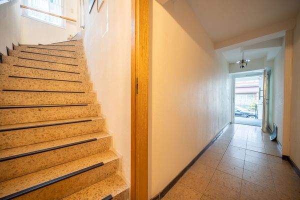 Flur Eingang und Zugang Wohnung I.OG/DG