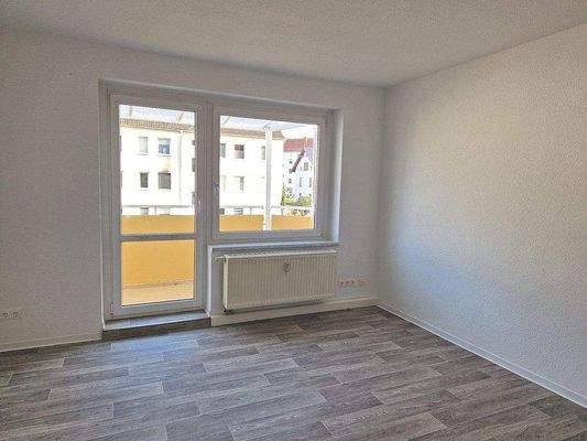Wohnzimmer mit Balkon