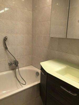 Bad mit Badewanne & Dusche