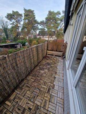 Balkon mit Markise und Blick ins Grüne