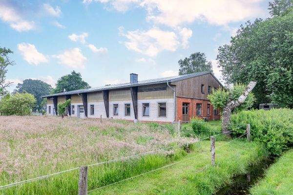 Halle mit Werkstatt / Seminarräumen