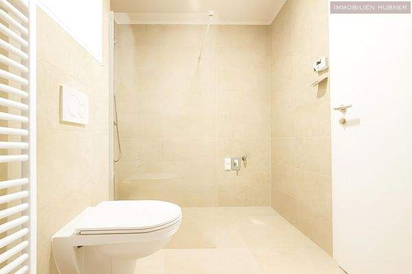 Badezimmer mit Walk-In-Dusche