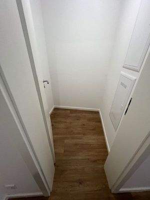 Enger Flur mit Holzboden