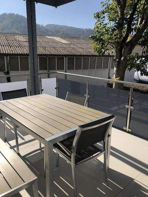 Schlafzimmer 1 mit eigenem Balkon mit Sitzmöglichkeit.jpg