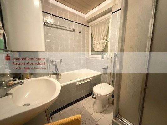 Badezimmer mit Fenster im OG