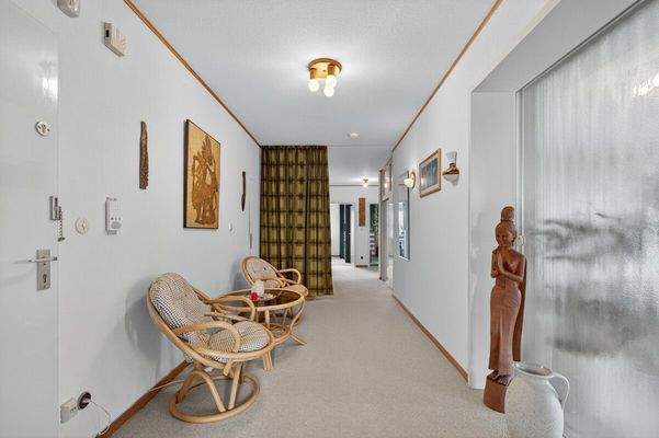 Sicht vom vorderen Flurbereich in den hinteren Teil