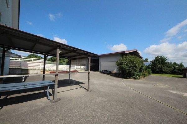 Stall mit Hofbereich