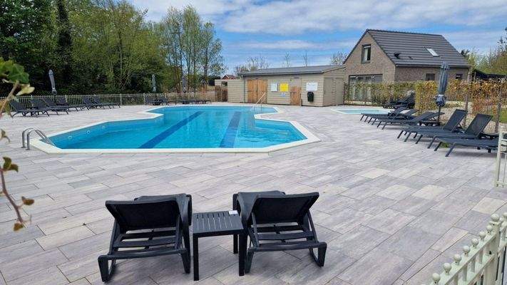 Das Schwimmbad im Park