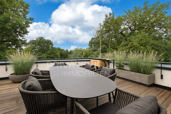 Großzügige Sonnenterrasse mit Blick in den Park