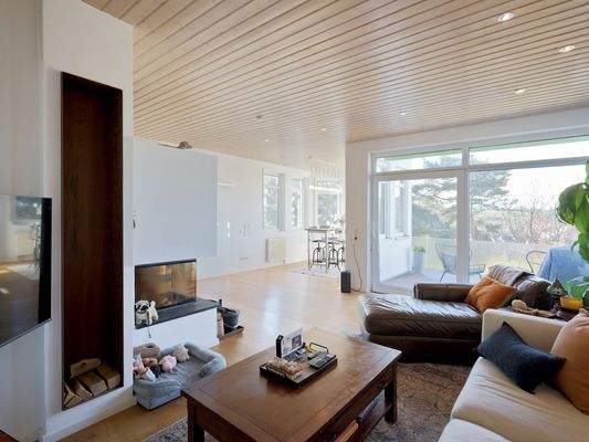 Gemütlicher, lichterfüllter Wohn- und Essbereich mit Aussichtsterrasse