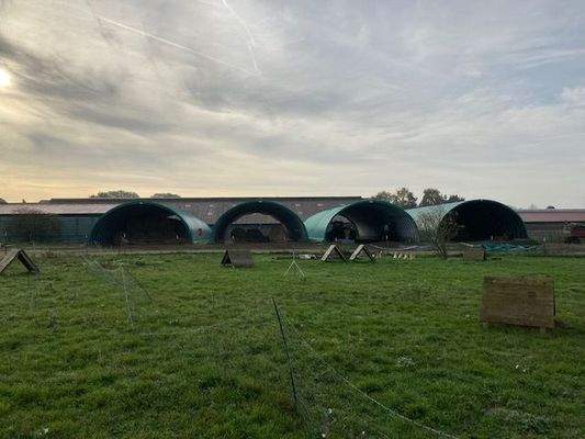 Überdachte Strohmieten