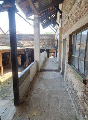 Blick auf Hauseingang, Hof.jpg