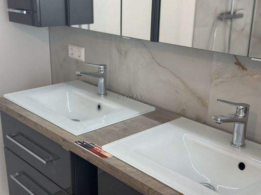 Waschbecken vorderes Haus