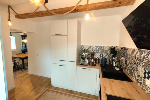 Küche - Blick ins Wohnzimmer