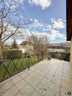 Blick vom Balkon in den Garten