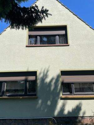 Ansicht Giebelwand Fenster mit Rollläden